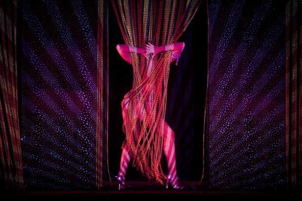 Танцьорка по време на шоуто Forever Crazy на световноизвестното френско кабаре Crazy Horse, което скоро ще направи световно турне.