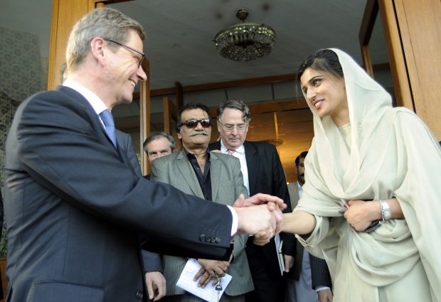 Министърът на външните работи на Германия Гуидо Вестервеле и пакистанската му колега Хина Рабани Кар в Ислямабад, Пакистан.