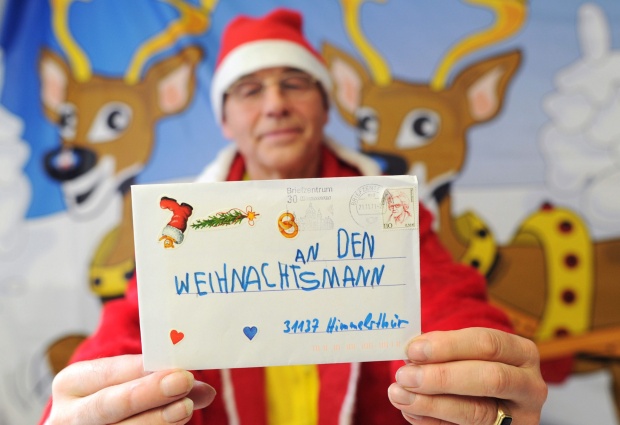 Асистентът на Дядо Коледа Карл Хайнц Дюнкер показва писмо до белобрадия старец, получено в Коледната поща в област Хилдесхайм, Германия.