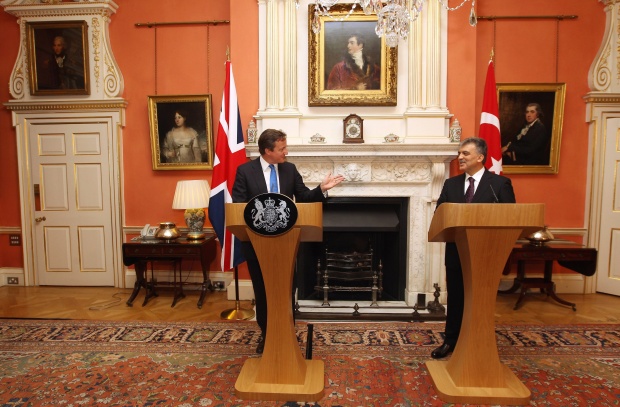 Турският президент Абдуллах Гюл и британският премиер Дейвид Камерън по време на пресконференция в Лондон на 22 ноември.