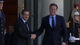 Френският държавен глава Никола Саркози се срещна извънредно с премиера на Великобритания Дейвид Камерън, 2 декември.