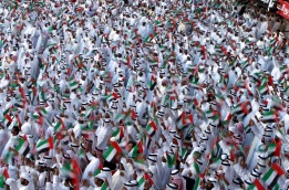 Обединените арабски емирства отбелязаха 40-ата годишнина от основаването си с паради, музикални шоупрограми и церемонии във всичките седем части на федерацията, 2 декември.