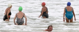 Хора се къпят в морето на плажа Ла Конча въпреки облачното и ветровито време в Сан Себастиан, Испания, 6 декември.