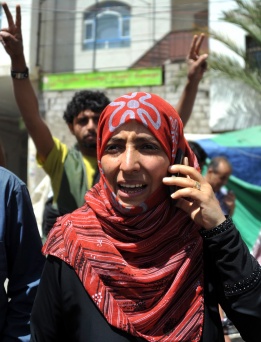Протестиращи по време на митинг в Сана, Йемен, настояват диктаторът Али Абдула Салех, който се съгласи да се оттегли от поста си, да бъде съден.