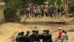 Поддръжници на опозицията хвърлят камъни по полицаи в Демократична Република Конго, след като напрежението в африканската страна нарасна заради забавяне на изборните резултати.