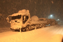 Камиони, заседнали в град Сокчо, на източния бряг на Южна Корея, след като обилни снеговалежи блокираха трафика в града и други планински региони в североизточната част на страната, 9 декември.