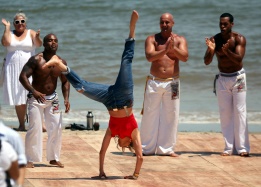 Американската актриса и певица Дженифър Лопес демонстрира акробатични умения на плаж в Монтевидео, Уругвай, 8 декември.