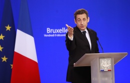 Президентът на Франция Никола Саркози даде пресконференция след края на първия ден от срещата на лидерите на ЕС в Брюксел, Белгия, 9 декември.