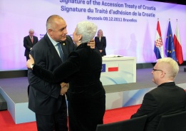 Министър-председателят Бойко Борисов поздравява хърватския си колега Ядранка Косор по време на официалната церемония в Брюксел за подписването на договора за присъединяване на Хърватия към Европейския съюз.