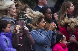 Посетители на Белия дом гледаха как президентът на САЩ Барак Обама и първата дама Мишел излитат с хеликоптер за военновъздушната база „Андрюс“, 14 декември.
