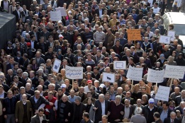 Ливански учители и университетски преподаватели излязоха на национален протест срещу ниските си заплати в Бейрут, Ливан, 15 декември.