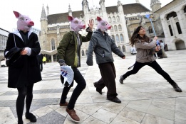Демонстранти от „Окупирай Лондон“, носещи маски на прасета, протестираха пред Гилдхол в Лондон, Великобритания, 15 декември.