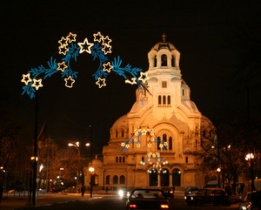 Празнични светлини пред катедралата „Св. Александър Невски“ в София.