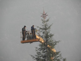 Започна украсяването на коледната елха, издигната на площада пред общината в центъра на Благоевград. Това стана с помощта на кран, оборудван с вишка. Коледните й светлини ще бъдат запалени на церемония на 5 декември.