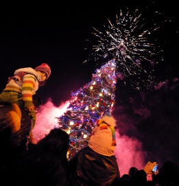 Коледната елха в София грейна за четвърта поредна година вечерта на 1 декември.