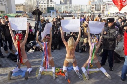 Украински активистки от групата ФЕМЕН протестираха голи пред Олимпийския стадион в Киев срещу легализирането на проституцията в страната по време на Евро 2012.