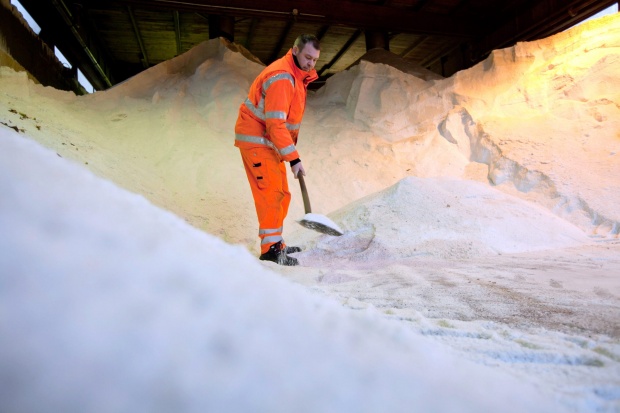 Поддържащата пътищата в Хамбург компания се е подготвила с 1300 тона сол за снежната зима, 14 декември.