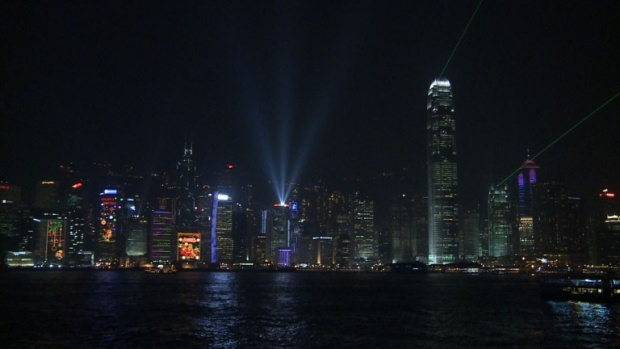Празничните светлини на небостъргачите и щъкащите по улиците пазаруващи придадоха на Хонконг истинско коледно настроение, 14 декември.