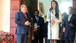 Президентът на Венецуела Уго Чавес с Мис Свят 2011, венецуелката Ивиан Саркос.
