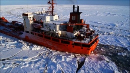 Американски ледоразбивач на Бреговата охрана си проправя път през Берингово море към Аляска.