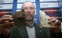 Проф. Николай Овчаров показа уникалния керамичен релеф на тракийски конник, открит при разкопки в Перперикон, 12 януари.