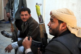 Въоръжени членове на племенни кланове в Йемен се събират по повод оттеглянето на дългогодишния диктатор, президента Али Абдулах Салех, в столицата Сана. 17 януари 2012 г.