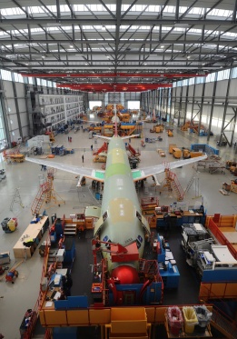 Усилена работа в цех на завод на „Еърбъс“ за самолет модел А320 в Хамбург–Финкенвердер, Германия. Концернът ЕАДС и дъщерната му компания „Еърбъс“ представиха плановете си за 2012 г. на пресконференция в Хамбург.