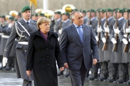 Германският канцлер Ангела Меркел посрещна премиера на България Бойко Борисов с военни почести във Федералното канцлерство в Берлин, 18 януари.