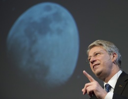 Директорът на Европейската програма за пилотирани космически полети и операции Томас Райтер представи Европейската космическа програма за 2012 г. на пресконференция в Дармщад, Германия, 18 януари.
