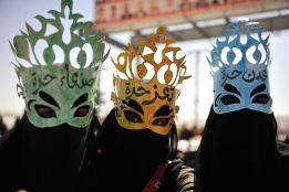 Жени с маски протестираха в Йемен срещу гарантирането на имунитета на напускащия поста президент на страната Али Абдула Салех в град Сана, Йемен, 20 януари.