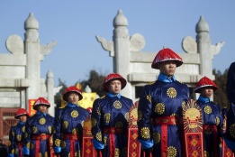 Актьори, облечени в традиционни имперски одежди, взеха участие във възстановката на Ритуала на императорското жертвоприношение в Храма на земята в Пекин, Китай, 25 януари.