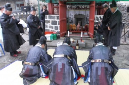 Традиционна молитва за безопасен риболов и добър улов през новата година се проведе в параклис на най-южния курортен остров на Южна Корея – Жежу, 27 януари.