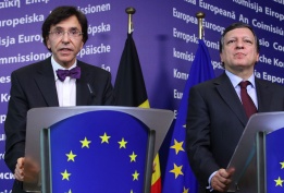 Премиерът на Белгия Елио ди Рупо и председателят на Европейската комисия Жозе Мануел Барозо след среща в централата на Европейската комисия в Брюксел, Белгия, 27 януари.