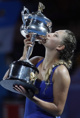 Виктория Азаренка от Беларус целува своя трофей, след като победи Мария Шарапова на финала на Australian Open, част от Големия шлем, и стана първа в световната ранглиста.