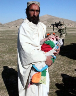 Афганистанец с детето си на ръце чака да получи лекарства от германски войници от ИСАФ в Баглан, Афганистан.