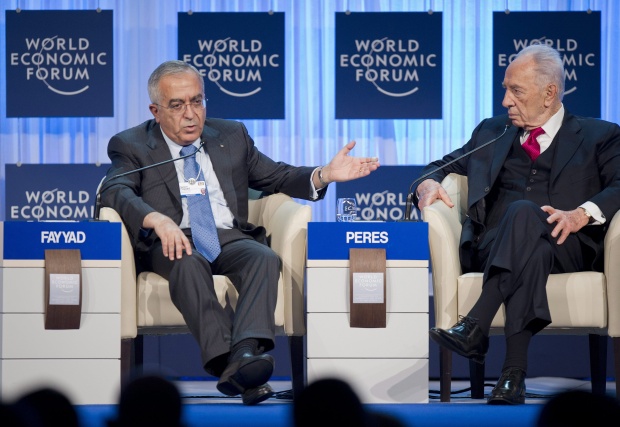 Салам Фаяд, премиерът на Палестинската автономия, и Шимон Перес, президентът на Израел, по време на пленарната сесия на 42-рата годишна среща на Световния икономически форум в Давос, Швейцария, 26 януари.