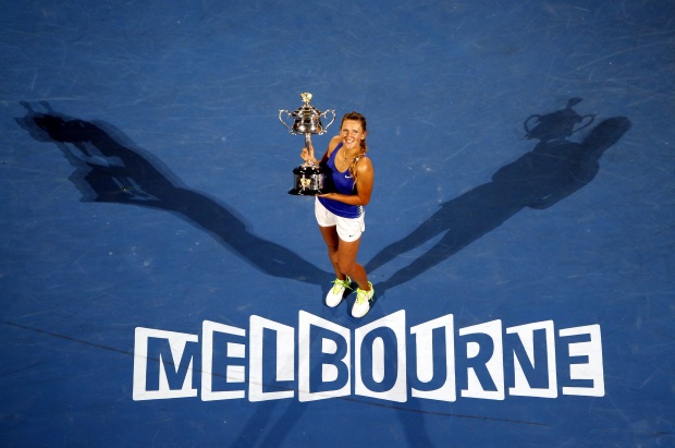 Виктория Азаренка позира със своя трофей, след като спечели турнира от Големия шлем Australian Open и стана първа в световната ранглиста.