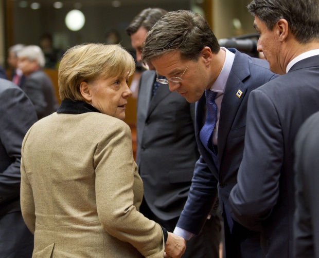 Холандският премиер Марк Рут разговаря с германския канцлер Ангела Меркел по време на срещата на върха на Европейския съюз в Брюксел, Белгия, 30 януари.
