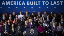 Американският президент Барак Обама по време на реч, посветена на американската икономика и пазара на имоти в центъра Джеймс Лий във Фолс Чърч, щата Вирджиния.
