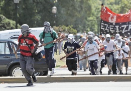 Членове на лявата аржентинска групировка „Кебрачо“ протестират в Буенос Айрес срещу пребиваването на британския принц Уилям на спорните Фолклендски острови.