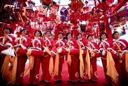 Изпълнители позират за снимка под традиционни китайски фенери по време на церемония по посрещането на Фестивала на фенерите в Пекин, Китай, 3 февруари.