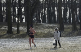 Ниските температури, които в Чехия достигнаха -32 градуса, не попречиха на спортните ентусиасти да потичат в парка.