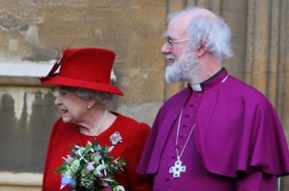 Английската кралица Елизабет Втора е придружавана от архиепископ Роуън Уилямс след прием на представители на различни вероизповедания в Ламбет Палас, Лондон.