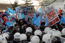 Уйгури мюсюлмани по време на протест срещу китайския вицепрезидент Си Цзинпин в Анкара, Турция.