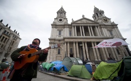 Палатки на „Окупирай“ пред Катедралата „Свети Пол“ в Лондон, 22 февруари.