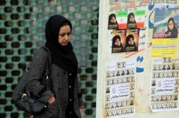 Жена гледа на улица в Техеран предизборни плакати за предстоящите парламентарни избори в Иран, 24 февруари 2012 г.