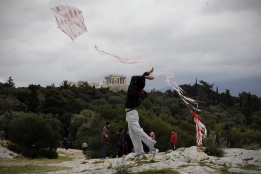 Момче пуска хвърчило на хълма срещу Акропола в Атина по време на честванията на „Чистия понеделник“, който отбелязва началото на Великите пости.