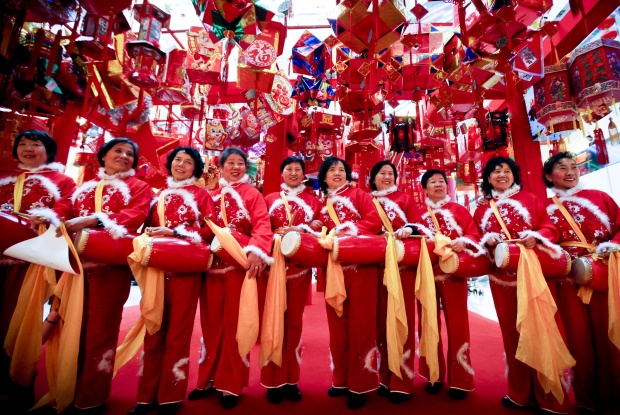 Изпълнители позират за снимка под традиционни китайски фенери по време на церемония по посрещането на Фестивала на фенерите в Пекин, Китай, 3 февруари.