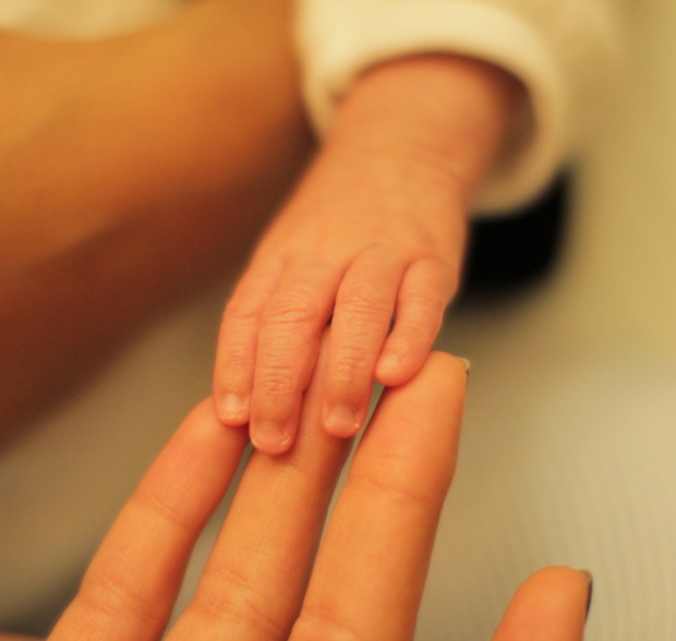 Ръцете на Бионсе и дъщеричката й Блу Айви в първите снимки на бебето, които звездата публикува.