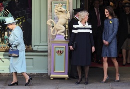 Кралица Елизабет II, херцогинята на Корнуол Камила и херцогинята на Кеймбридж Катрин на пазар в Лондон.